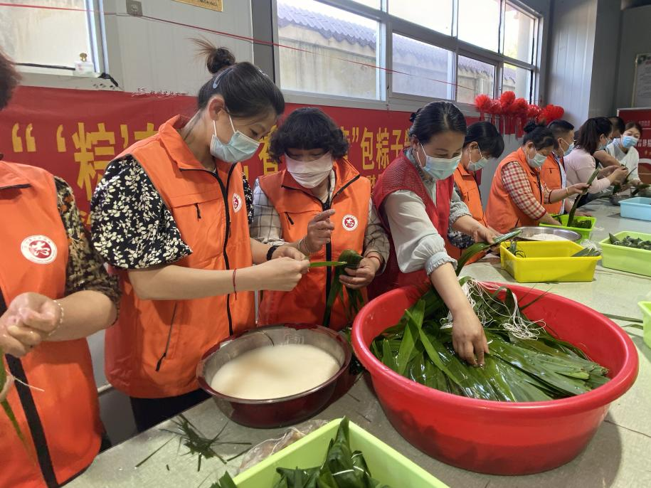 青口供電所黨支部聯(lián)合生產(chǎn)生活服務(wù)中心分會(huì )、黃沙坨社區，共同舉辦“悠悠艾草香 濃濃端午情”系列活動(dòng)。.png